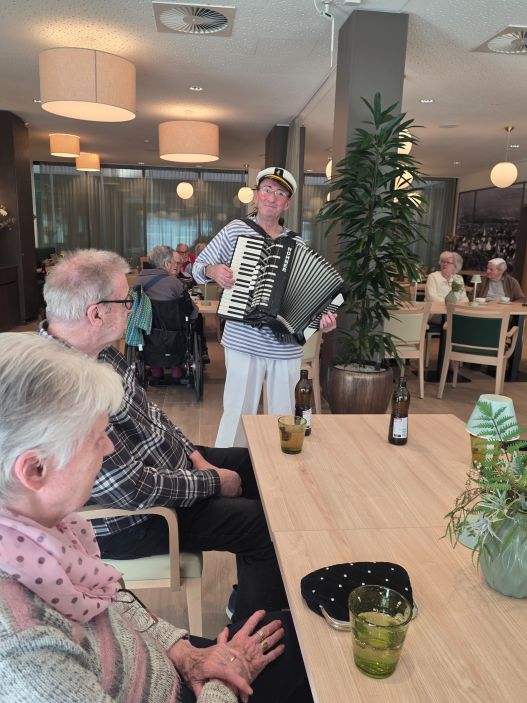 Träumen mit Akkordeon Kroter in der Senevita Birsgarten