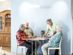 Mitarbeiterin serviert Bewohner
