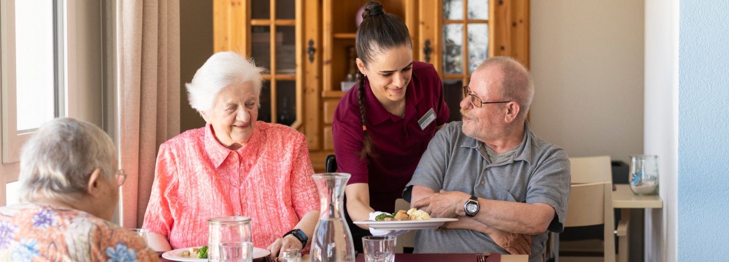 Mitarbeiterin serviert Essen