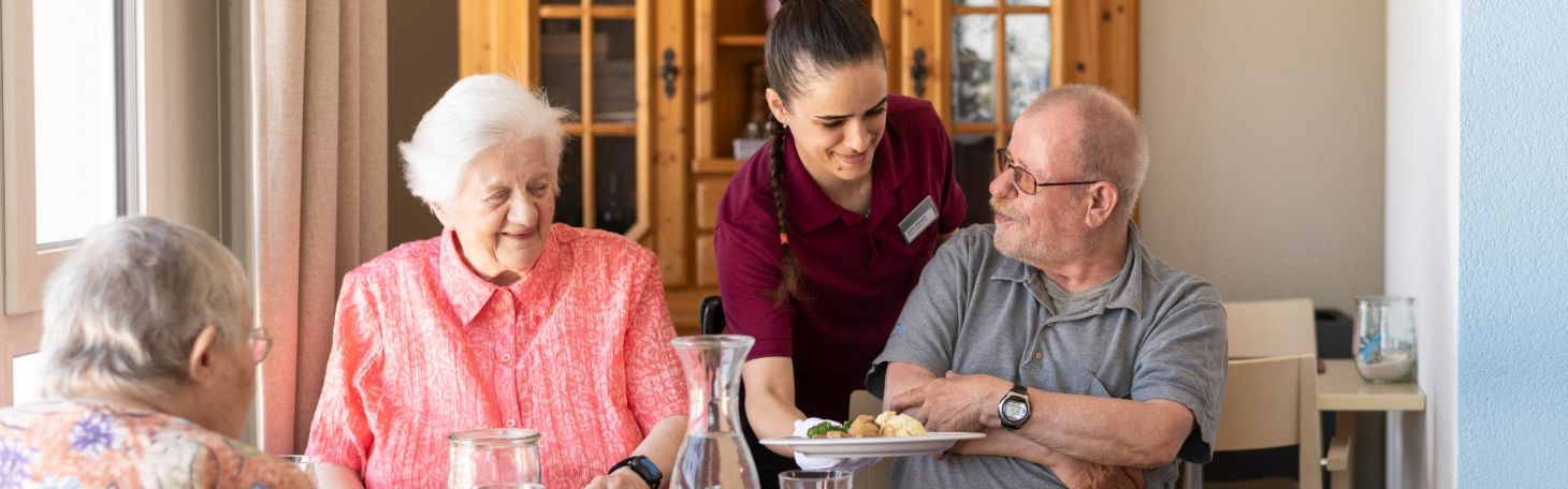 Mitarbeiterin serviert Essen