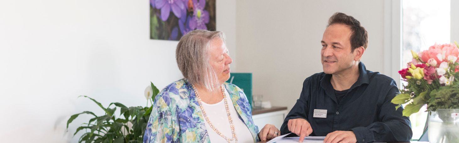 Mitarbeiter und Frau beim Empfang