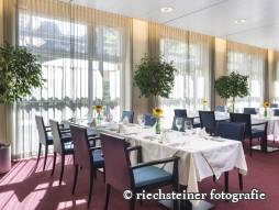 gedeckte Tische im Restaurant