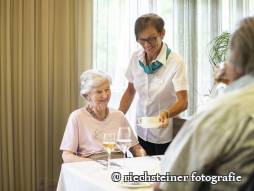 Mitarbeiterin serviert Kaffee