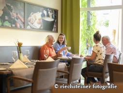 Bewohnende im Restaurant