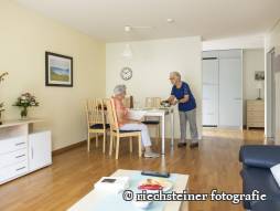 Zwei Frauen in der Wohnung