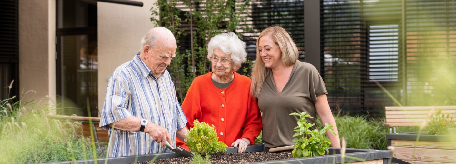 3 Personen auf der Terrasse 