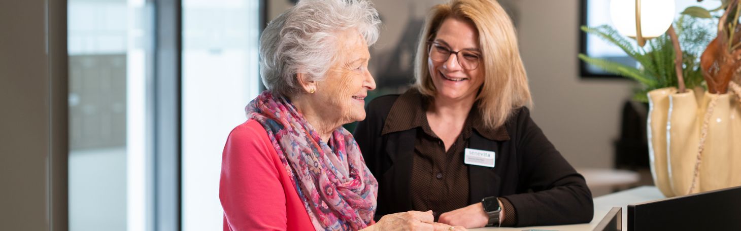 Zwei Personen an der Rezeption