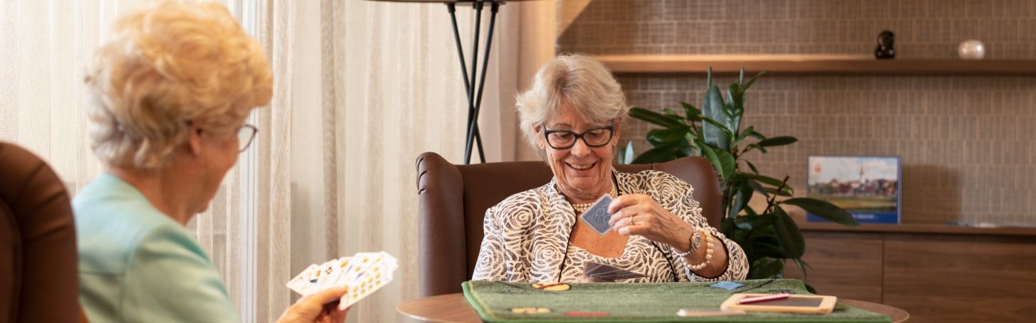 Zwei Frauen spielen Karten