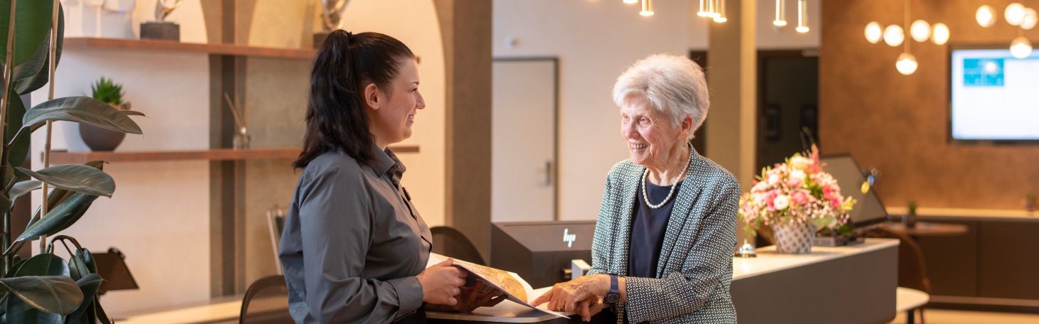 Zwei Personen an der Rezeption