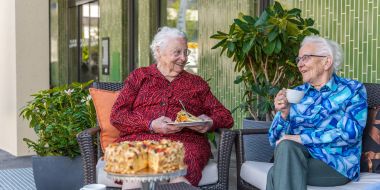 Zwei Frauen am Kuchen essen