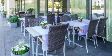 Tische auf der Terrasse
