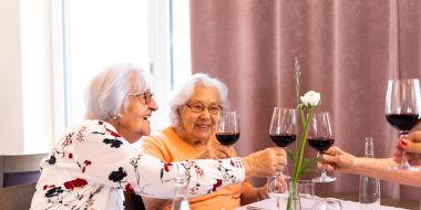 4 Personen stossen an