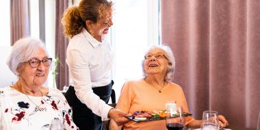 Frau serviert Essen