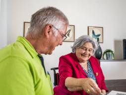 Zwei Personen am Tisch