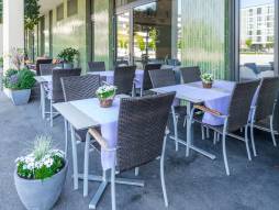 Stühle und Tische auf der Terrasse