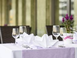 gedeckter Tisch auf der Terrasse