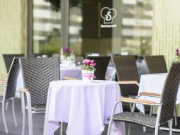 Tische und Stühle auf der Terrasse