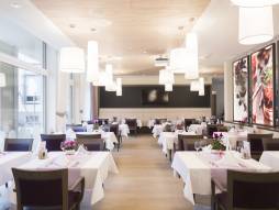 gedeckte Tische im Saal