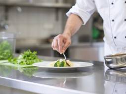 Koch bereitet Essen vor