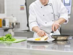 Köchin bereitet Essen vor