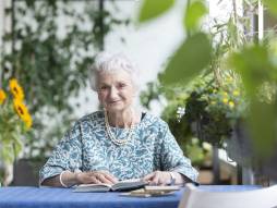 Frau am lesen