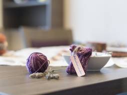 Strickfigur und Wolle