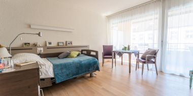 Pflegezimmer mit Bett