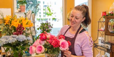 Frau vor Rosen