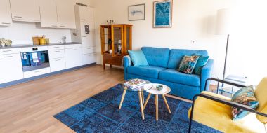Wohnung mit Küche und Sofas