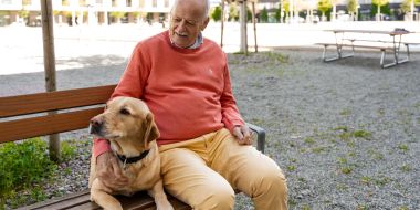 Bewohner mit Hund auf der Bank