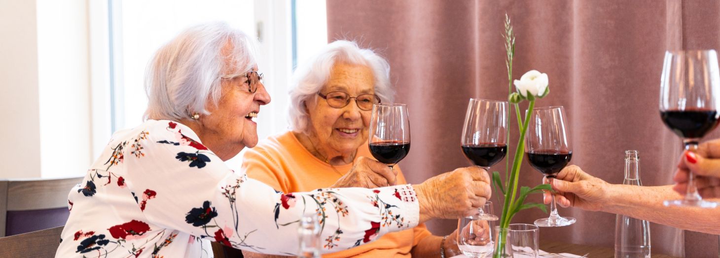 Vier Personen stossen an