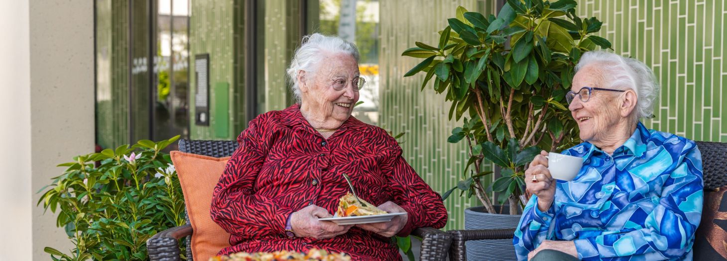 Zwei Frauen am Kuchen essen