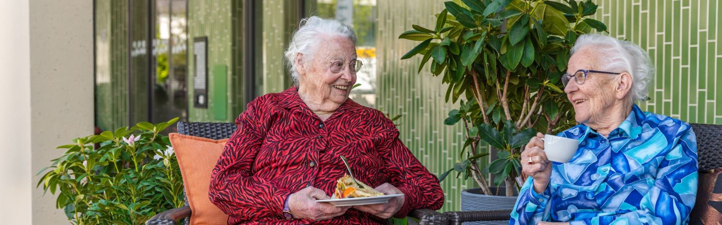 Zwei Frauen am Kuchen essen