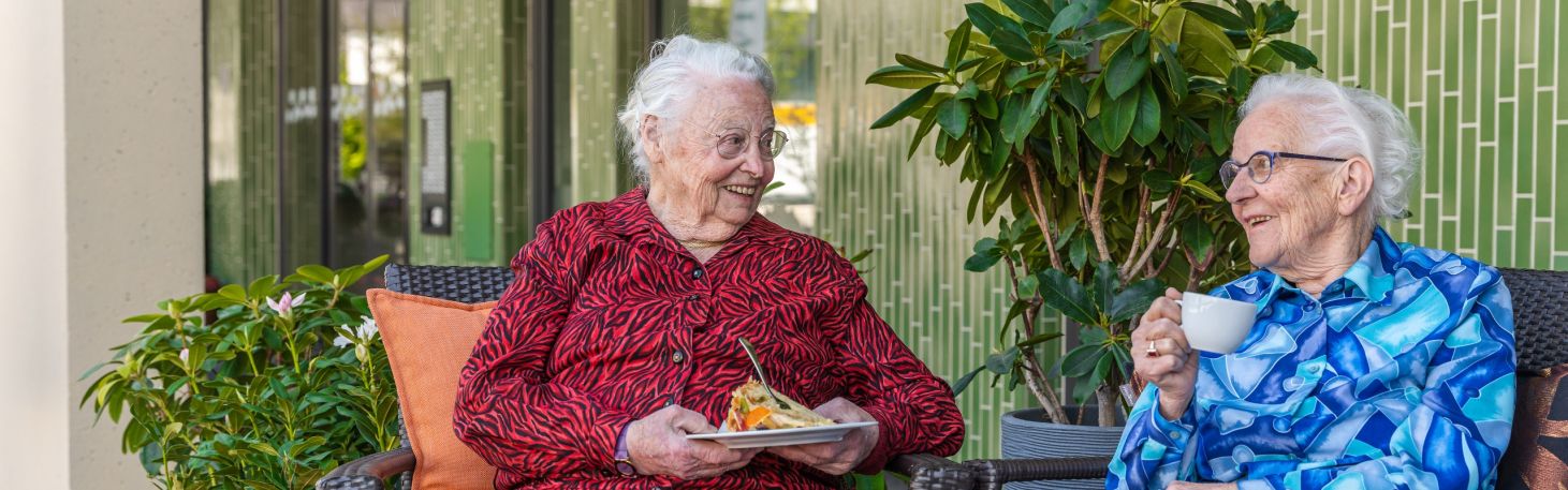 Zwei Frauen am Kuchen essen