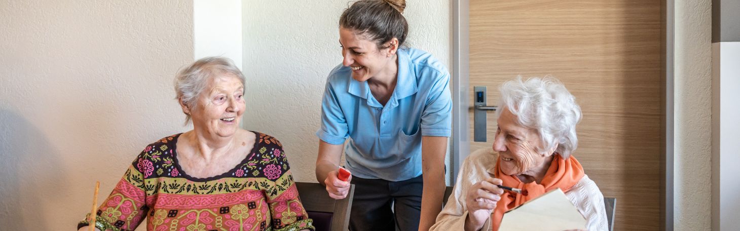 Drei Personen am malen