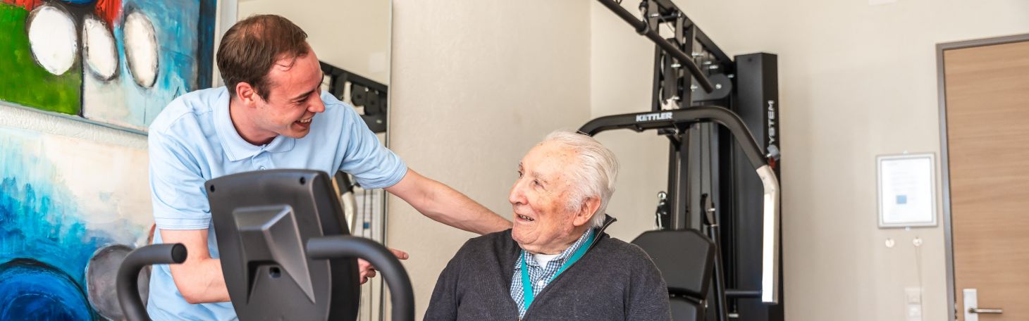 Mitarbeiter trainiert Bewohner