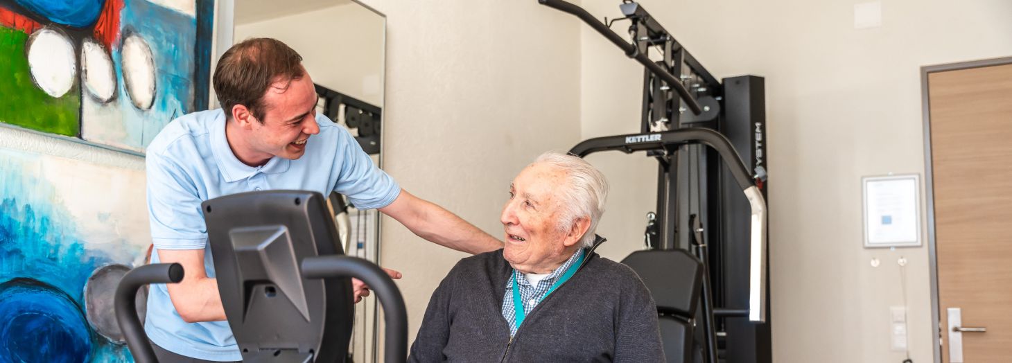 Mitarbeiter trainiert Bewohner