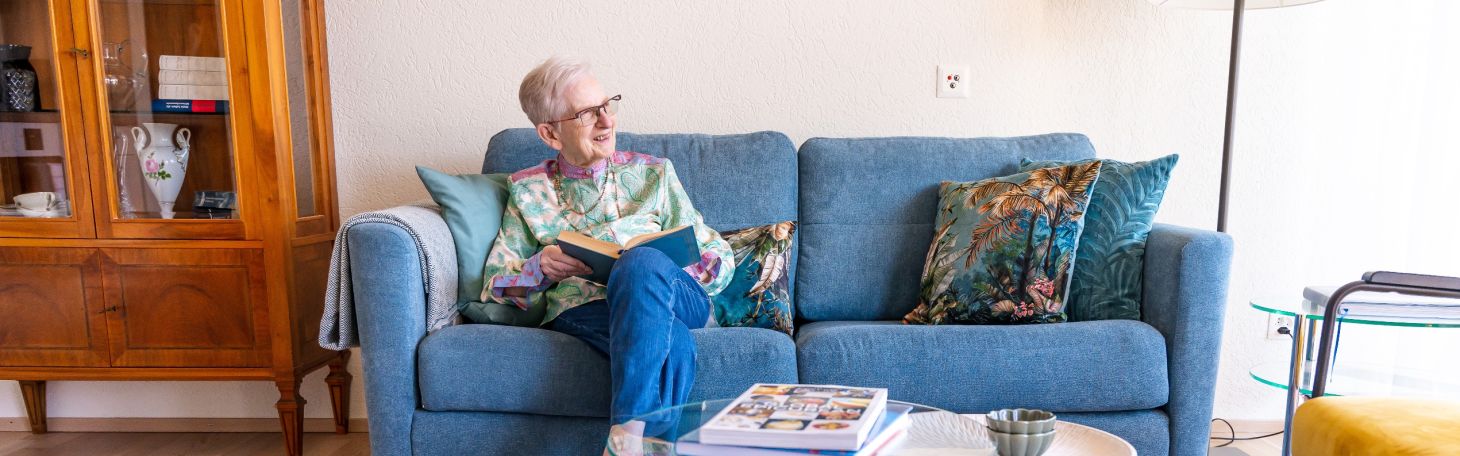 Dame sitzt auf dem Sofa