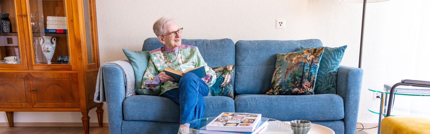 Dame sitzt auf dem Sofa