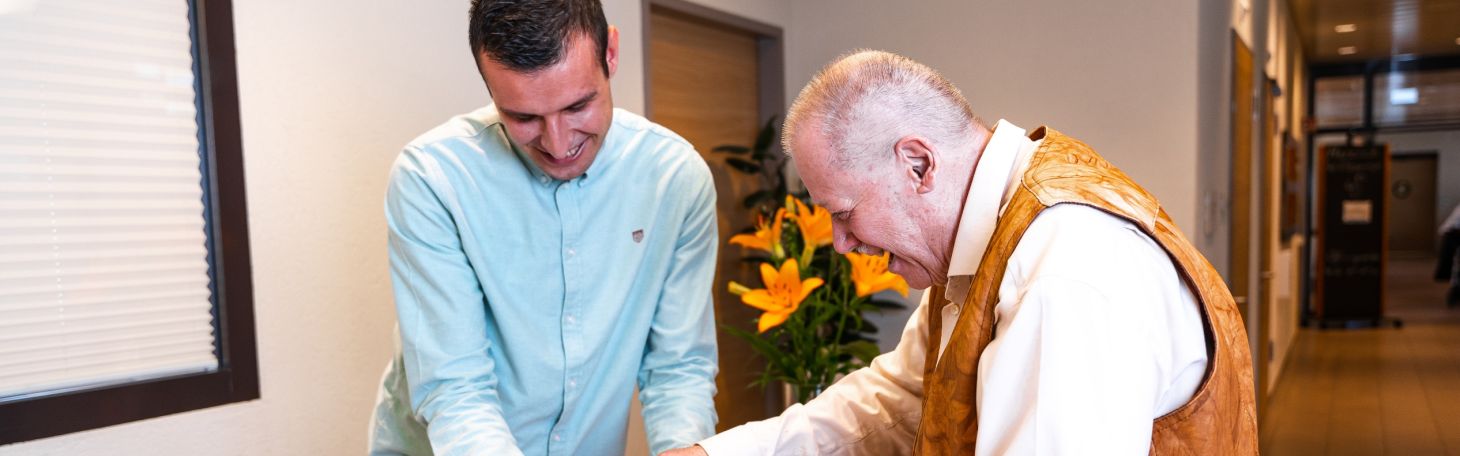 Zwe Personen an der Rezeption