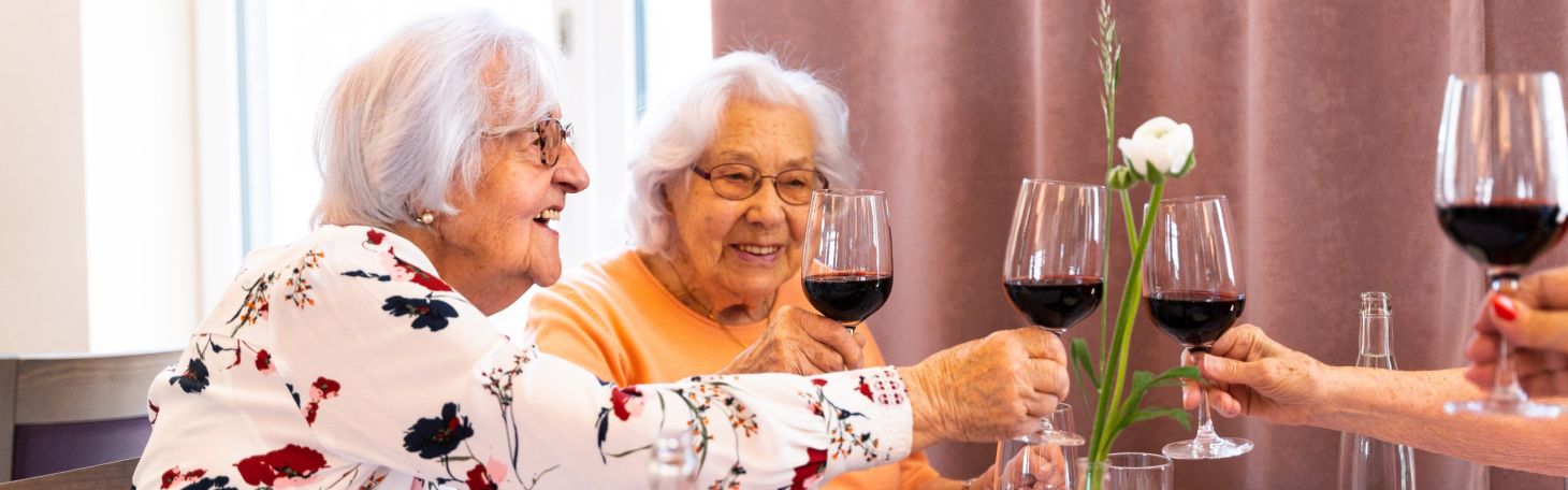 Vier Personen stossen an