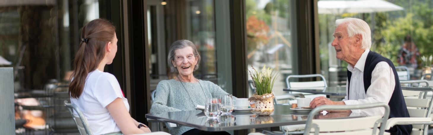 Mitarbeiterin mit Bewohnerin draussen