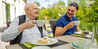 Zwei Herren am Kaffee trinken