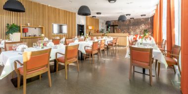 gedeckte Tische im Restaurant