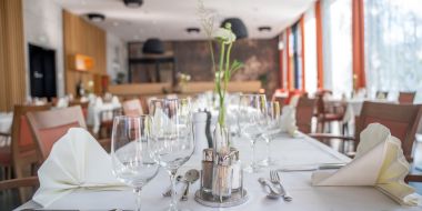 gedeckte Tische im Restaurant