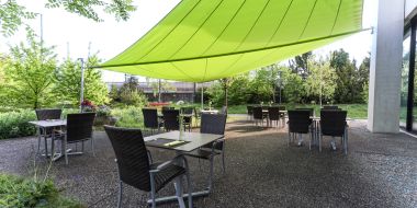 Tische auf der Terrasse