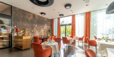 gedeckte Tische im Restaurant