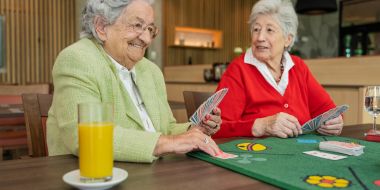 zwei Frauen am spielen