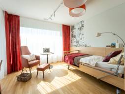 Pflegezimmer mit Pflegebett