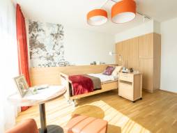 Pflegezimmer mit Pflegebett